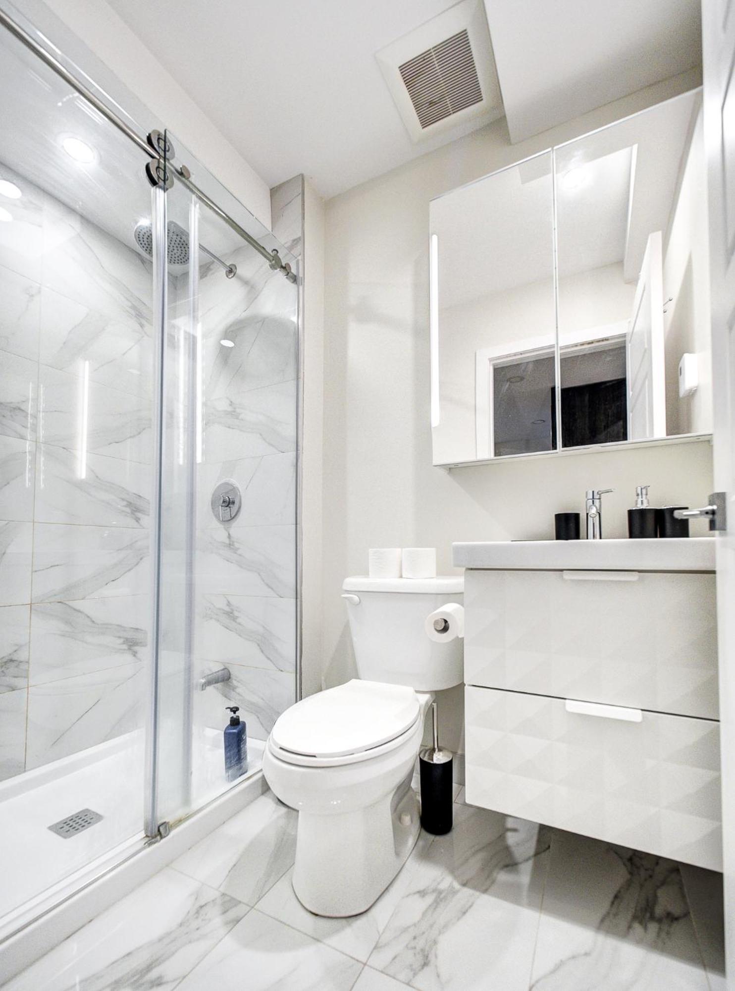 Amazing 1 Bdr Heart Of Plateau A * Montreal